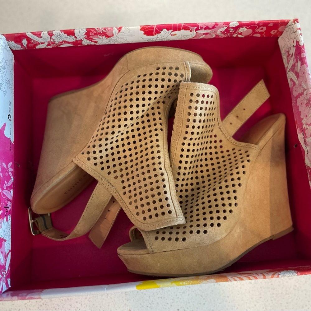 Chinese laundry camel wedges 8.5